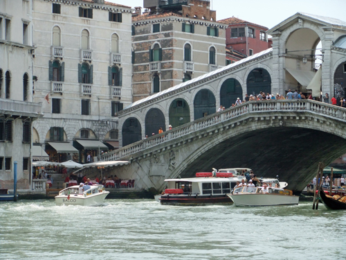 Vid Rialtobron i Venedig